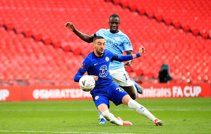 17 April 2021, United Kingdom, London: Chelsea's Hakim Ziyech scores his side's first goal during the English FA Cup semi-final soccer match between Chelsea FC and Manchester City at Wembley Stadium. Photo: Adam Davy/PA Wire/dpa