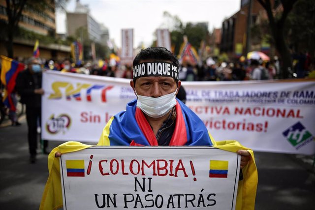 Un manifestante colombiano en las protestas que se desarrollan en el país.