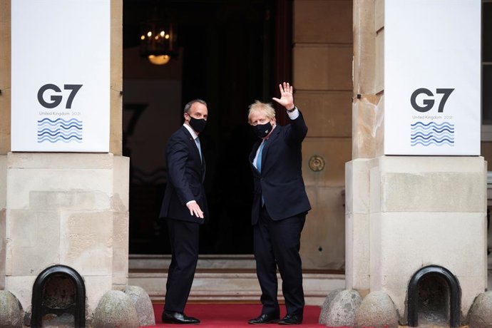 05 May 2021, United Kingdom, London: UK Foreign Secretary Dominic Raab (L) greets UK Prime Minister Boris Johnson as he arrives at the meeting of G7 foreign and development ministers at Lancaster House. Photo: Hannah Mckay/PA Wire/dpa