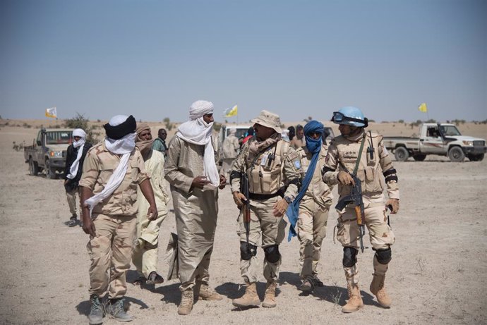 Integrantes del Alto Consejo para la Unidad de Azawad (HCUA) y soldados de la Misión de la ONU en Malí (MINUSMA)