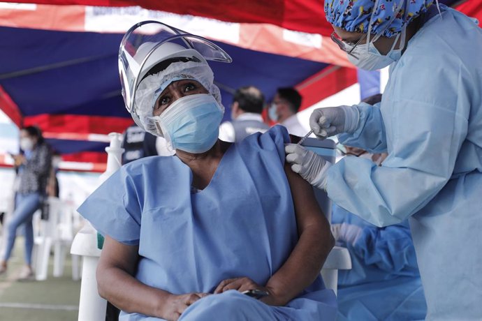 Archivo - 09 February 2021, Peru, Lima: A health worker receives a dose of the Sinopharm coronavirus (COVID-19) vaccine at Diresa Callao Rehabilitation center. Photo: -/El Comercio/GDA via ZUMA Wire/dpa