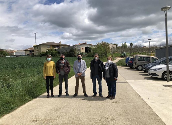 De izquierda a derecha, la directora del colegio de Abárzuza, Kalen Artze; el concejal Carlos Busto; el director general de Administración Local y Despoblación, Jesús M Rodríguez; el alcalde de Abárzuza, Alberto Pagola; y la concejala Carmen Izcue