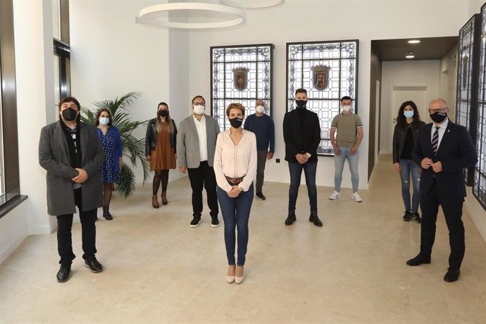 En primera fila: Ricardo Hernández, coordinador de Gaz Kaló; la presidenta María Chivite y el consejero de Educación, Carlos Gimeno