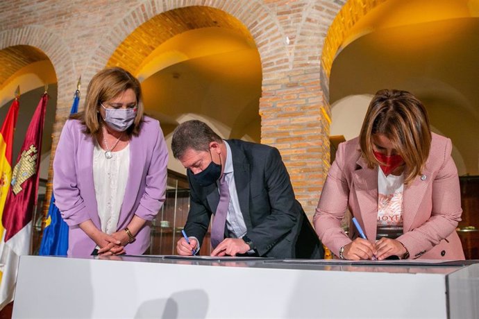 Firma de convenio en Talavera para la cesión de piezas para el Ruiz de Luna, entre el presidente de C-LM, Emiliano García-Page y la alcaldesa de Talavera, Tita García Élez.