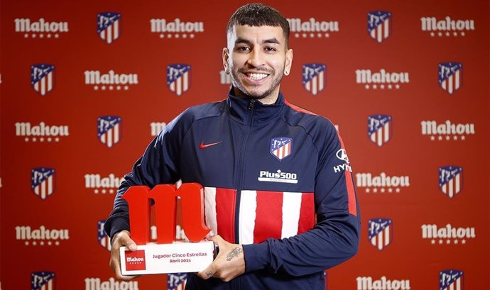 Angel Correa con su premio de mejor jugador del mes de abril para la afición del Atlético