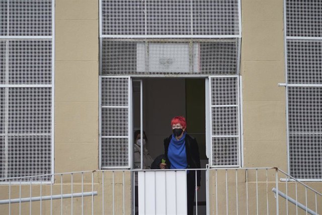 La consejera de Salud del Gobierno de Navarra, Santos Induráin a su salida después de ser vacunada contra el Covid-19 en el Antiguo colegio de Maristas, a 10 de abril de 2021, en Pamplona, Navarra (España). La consejera de Salud se vacuna con la dosis de 