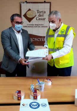 Ángel Pacheco y Juan Carlos Fernández (DOP Torta y Banco Alimentos)