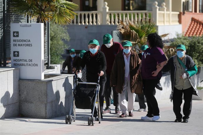 Varios ancianos de una residencia salen de excursión al zoo.