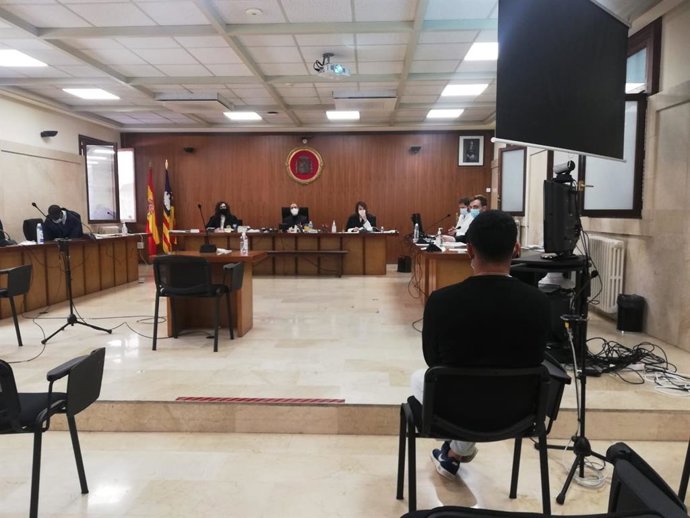 El joven acusado de violar a su prima en Mallorca, en el juicio en la Audiencia Provincial.