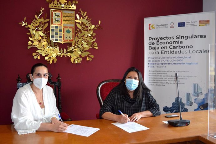 La delegada de Asistencia Económica a los Municipios y Mancomunidades de la Diputación de Córdoba, Dolores Amo (dcha.), junto a la alcaldesa de El Carpio, Desirée Benavides.