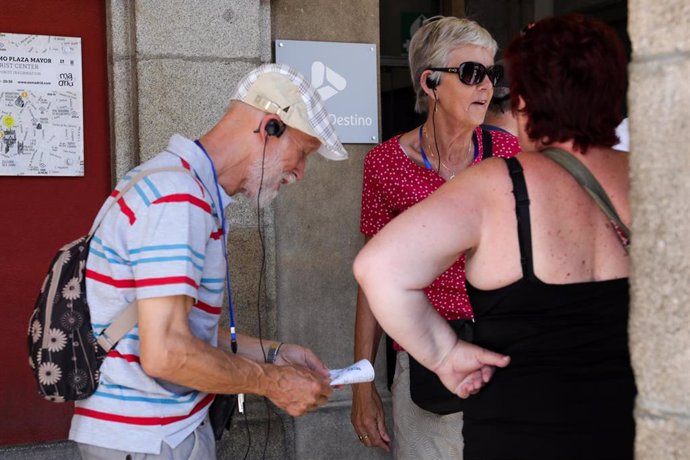 Archivo - Varios turistas entran en la oficina de turismo de la Comunidad de Madrid ubicada en la Plaza Mayor de Madrid.