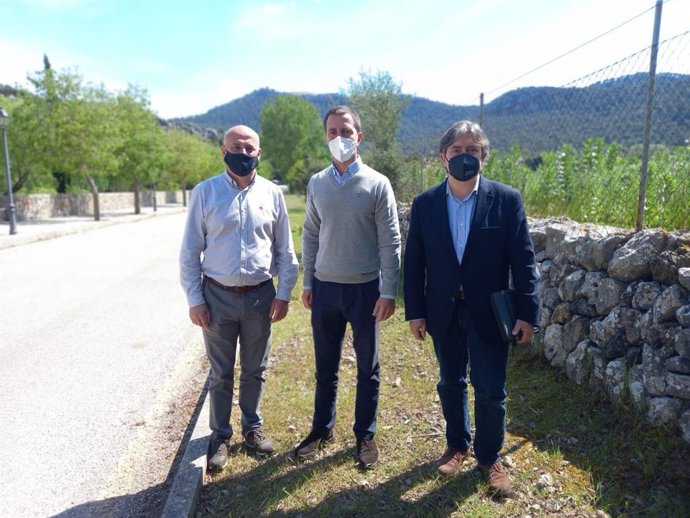 El alcalde de Escorca, Toni Solivellas; el portavoz del PP en el Consell de Mallorca, Lloren Galmés, y el conseller de la formación Mauricio Rovira.