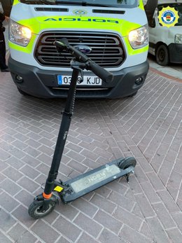 Multado con 1.000 euros a un conductor de patinete en Alcorcón tras dar positivo por haber fumado porros