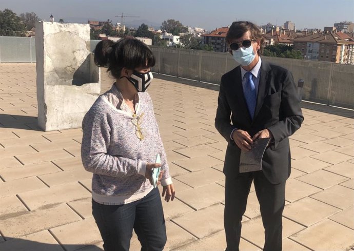 El director general del Instituto de las Industrias Culturales y las Artes, José Ramón Palazón, y la artista Ana Genovés en la exposición 'Tú y yo' en el Centro Párraga.