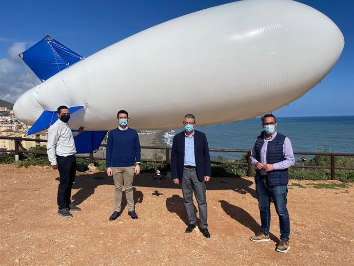 El alcalde de Rincón de la Victoria, Francisco Salado, junto a los  concejales de Patrimonio Histórico, Miguel Ángel Jiménez, y Turismo, Antonio José Martín, en el lanzamiento de un globo zepelín para captar imágenes de la zona de El Cantal