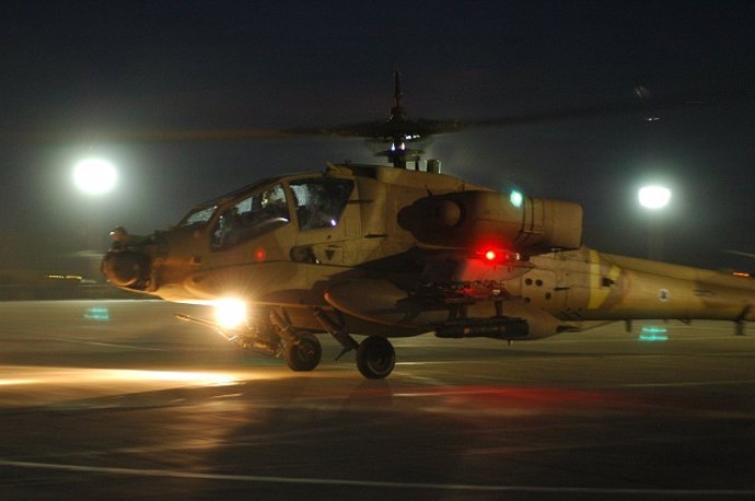 Archivo - Un helicóptero Apache de la Fuerza Aérea de Israel