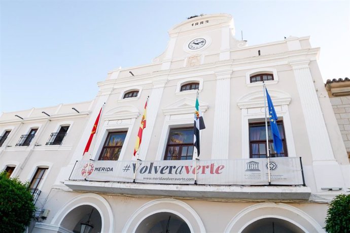 El Ayuntamiento de Mérida luce la pancarta Volver a verte