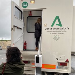 Vecinas de un municipio cordobés suben a la Unidad Móvil de la Consejería de Salud y Familias para realizarse un test del Covid-19.