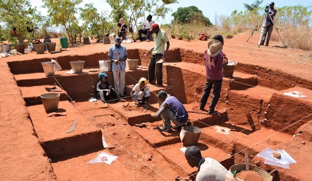 Archivo - Las excavaciones arrojaron densos grupos de artefactos de piedra que datan de hace 92.000 años.