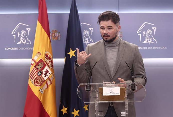 Archivo - El portavoz parlamentario de ERC, Gabriel Rufián, interviene durante una rueda de prensa 