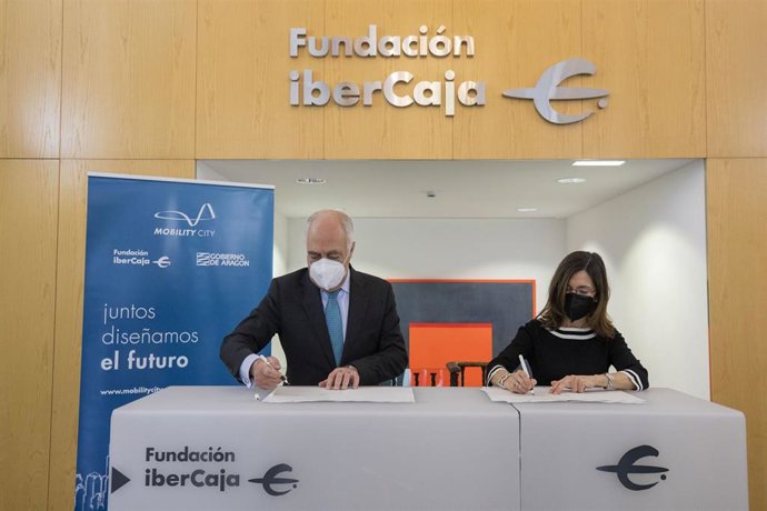 El director general de Fundación Ibercaja, José Luis Rodrigo, y la presidenta del Centro Español de Logística, Ana Isabel González Herrera,  en la firma de adhesión de CEL al proyecto Mobility City.