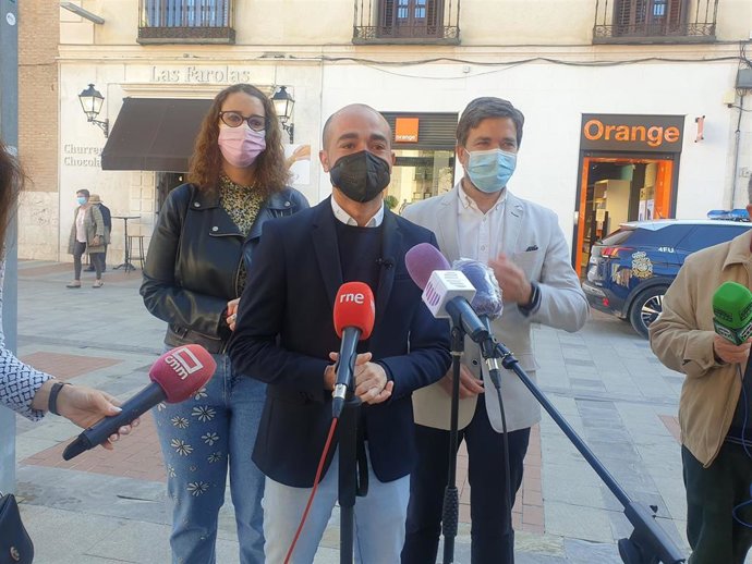 El Ayuntamiento recupera para calles y plazas del Casco Histórico de Guadalajara las farolas fernandinas y tipo villa.