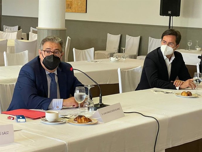 El eurodiputado del PP Juan Ignacio Zoido junto al alcalde de El Ejido (Almería), Francisco Góngora