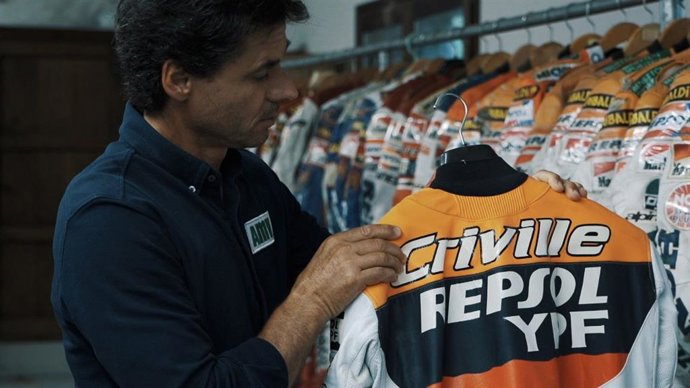 El expiloto Álex Crivillé subraya los cambios en seguridad que han experimentado los monos de cuero.