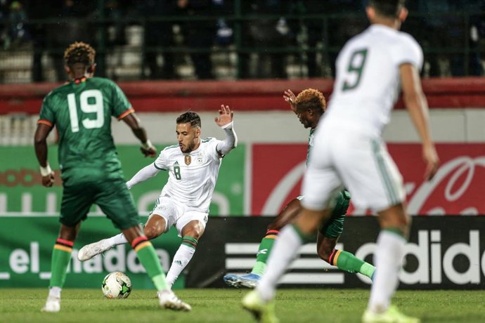Archivo - Imagen de un partido entre las selecciones de Argelia y Zambia