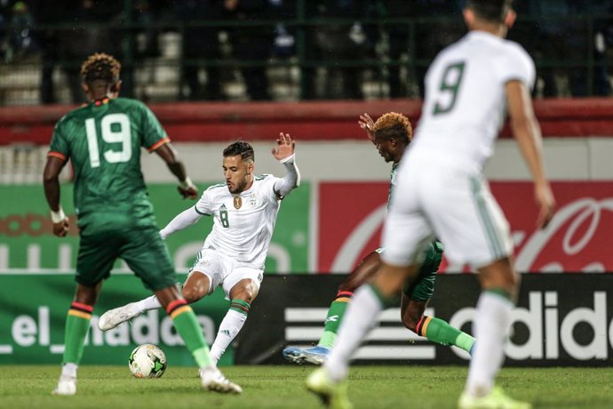 Archivo - 14 November 2019, Algeria, Blida: Zambia's Nathan Sinkala (L) and Algeria's Youcef Belaili (2nd L) battle for the ball during the 2021 Africa Cup of Nations qualifying Group Hsoccer match between Algeria and Zambia at the Mustapha Tchaker Sta