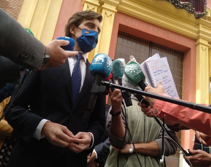 Archivo - El vicesecretario de Comunicación del PP, Pablo Montesinos, atiende a los medios de comunicación en Málaga