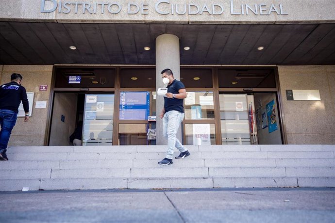 Archivo - Entrada a la Junta Municipal del Distrito de Ciudad Lineal 
