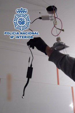 La Policia Nacional ha detingut un home per installar una "mini cmera espia" en el bany de la seua vena