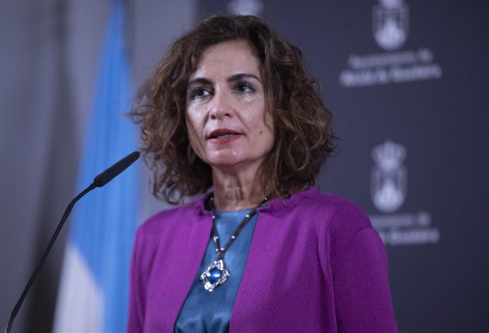 La ministra de Hacienda y portavoz del Gobierno de España, María Jesús Montero, este jueves en su atención a medios en Alcalá de Guadaíra (Sevilla).