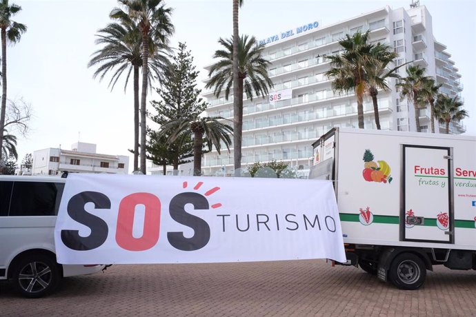 Archivo - Pancarta donde se puede leer "SOS Turismo" durante el acto de presentación del movimiento.