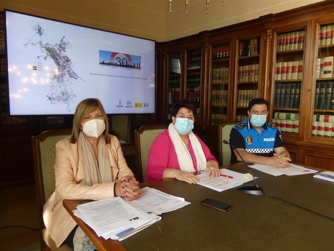 La concejala de Seguridad, Raquel de Frutos (izquierda), la alcaldesa de Segovia, Clara Luquero (centro) y el intendente-jefe de la Policía Local, Julio Rodríguez (derecha).