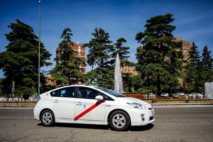 Archivo - Un taxi circula por Madrid.