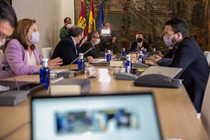 El presidente de Castilla-La Mancha, Emiliano García-Page, preside la celebración de un Consejo de Gobierno extraordinario en el Palacio de Fuensalida.