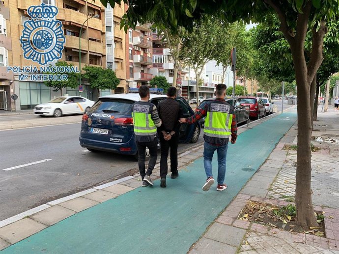 Los agentes detienen a un hombre por cometer, supuestamente, tres robos con arma blanca en Nervión