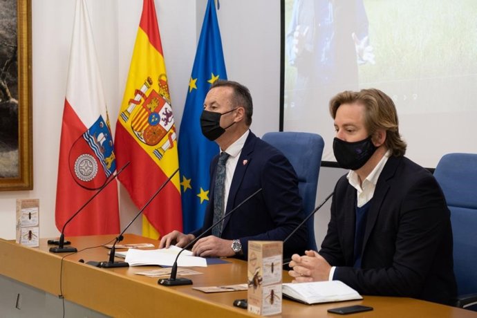 El consejero de Desarrollo Rural, Ganadería, Pesca, Alimentación y Medio Ambiente, Guillermo Blanco, presenta las nuevas ayudas a los ayuntamientos contra la avispa asiática, acompañado del presidente de la FMC, Pablo Diestro.