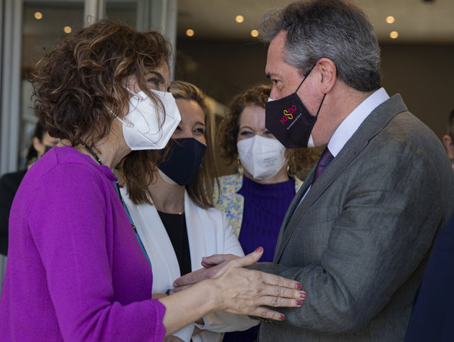 La ministra de Hacienda y portavoz del Gobierno de España, María Jesús Montero (i) saluda al alcalde de Sevilla Juan Espadas (d). A 06 de mayo de 2021, en Alcalá de Guadaíra, Sevilla