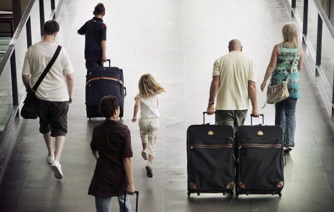 Archivo - Pasajeros con maleta en aeropuerto.