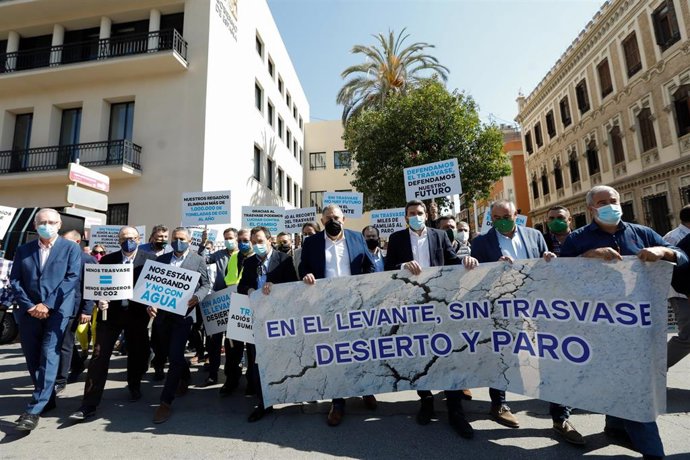 06-05-21 PROTESTA DEL SINDICATO DE LOS REGANTES PRESIDIDA POR LUCAS JIMENEZ PRESIDENTE DE LOS REGANTES Y ANTONIO LUENGO CONSEJERO DE  AGRICULTURA Y AGUA