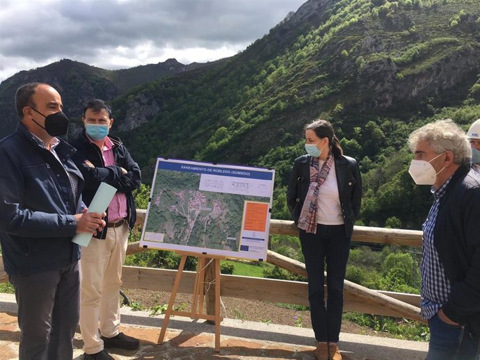 El director de la obra, Miguel de Sande; el director general de Calidad Ambiental y Cambio Climático, Pablo Álvarez Cabrero; la viceconsejera de Medio Ambiente  y Cambio Climático, Nieves Roqueñí, y el alcalde de Somiedo, Belarmino Fernández.