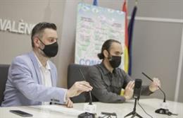 El edil de Cultura Festiva en Valncoia, Carlos Galiana, junto al presidente de la Asociación de Promotores Musicales de la Comunitat Valenciana, Sergi Almiñana, en la presentaciónn de los conciertos de Viveros 2021.