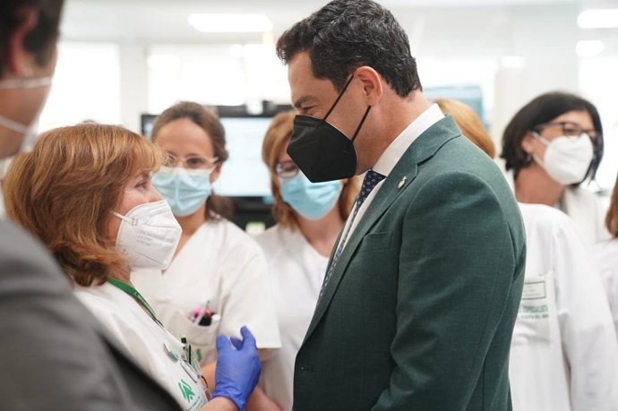 Juanma Moreno en su visita este jueves al Hospital Puerta del Mar en Cádiz