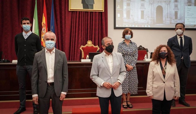 Muñoz, Castro y Fuentes, en la presentación del plan director del patrimonio municipal, en el Paraninfo de la US