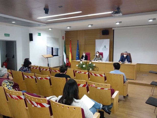 Reunión con representantes municipales para informarles de las ayudas