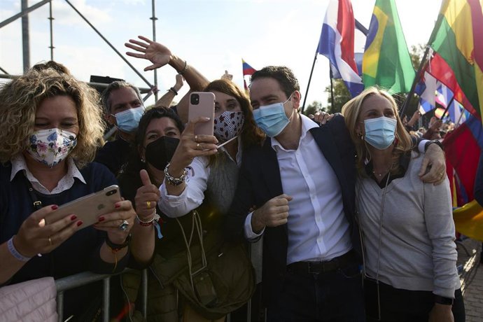 El secretario general del PP, Teodoro García Egea se toma fotos con fans en el último acto de campaña del partido, en el barrio de Salamanca, a 2 de mayo de 2021, en Madrid (España). 