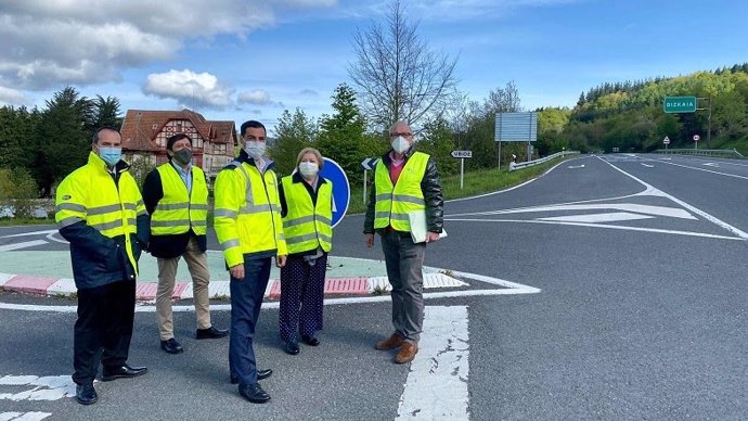 Representantes de las diputaciones de Álava y Bizkaia en el cruce de Ubide.